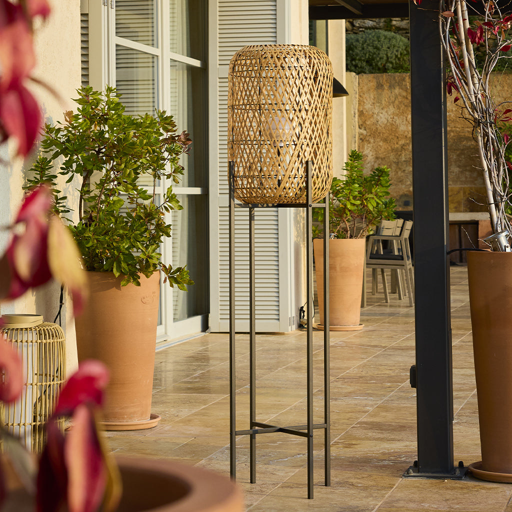 Lampadaire sans fil à 4 pieds metal LED blanc et multicolore dimmable en poly rotin H150cm avec télécommande