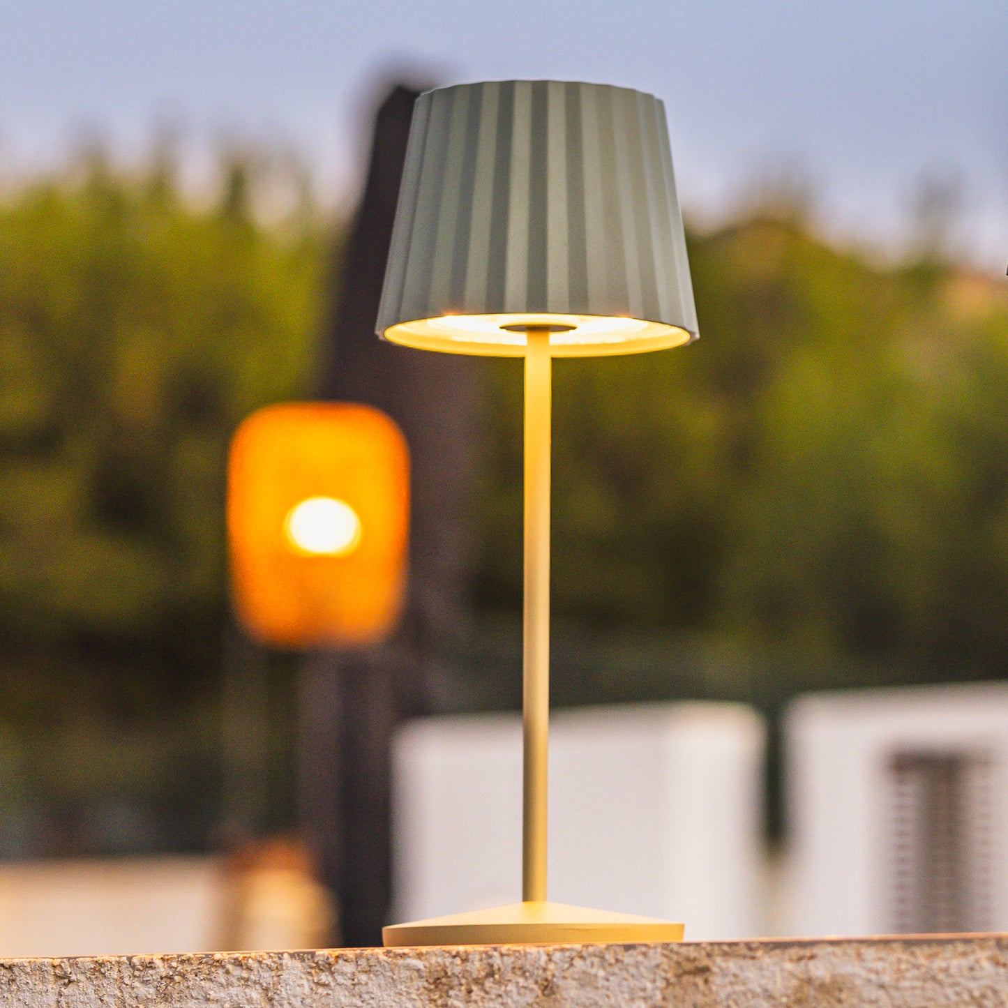 Lampe de table touch sans fil en aluminium vert LED ABBY OLIVE blanc dimmable H29cm
