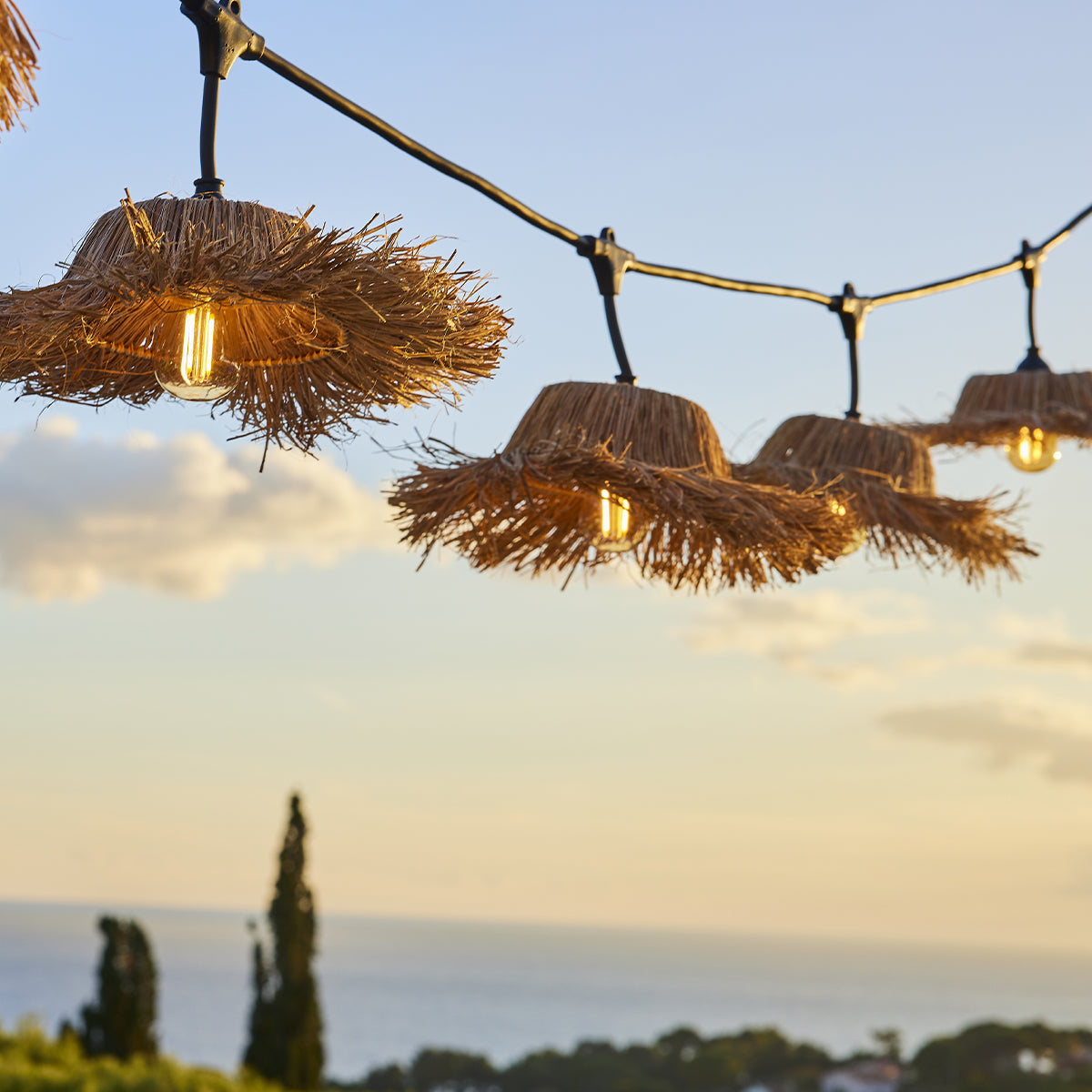 Guirlande lumineuse extérieure raccordable 64.8m avec 105 ampoules LED filament E27 blanc chaud TAHITI LIGHT Abat-jour en paille bohème