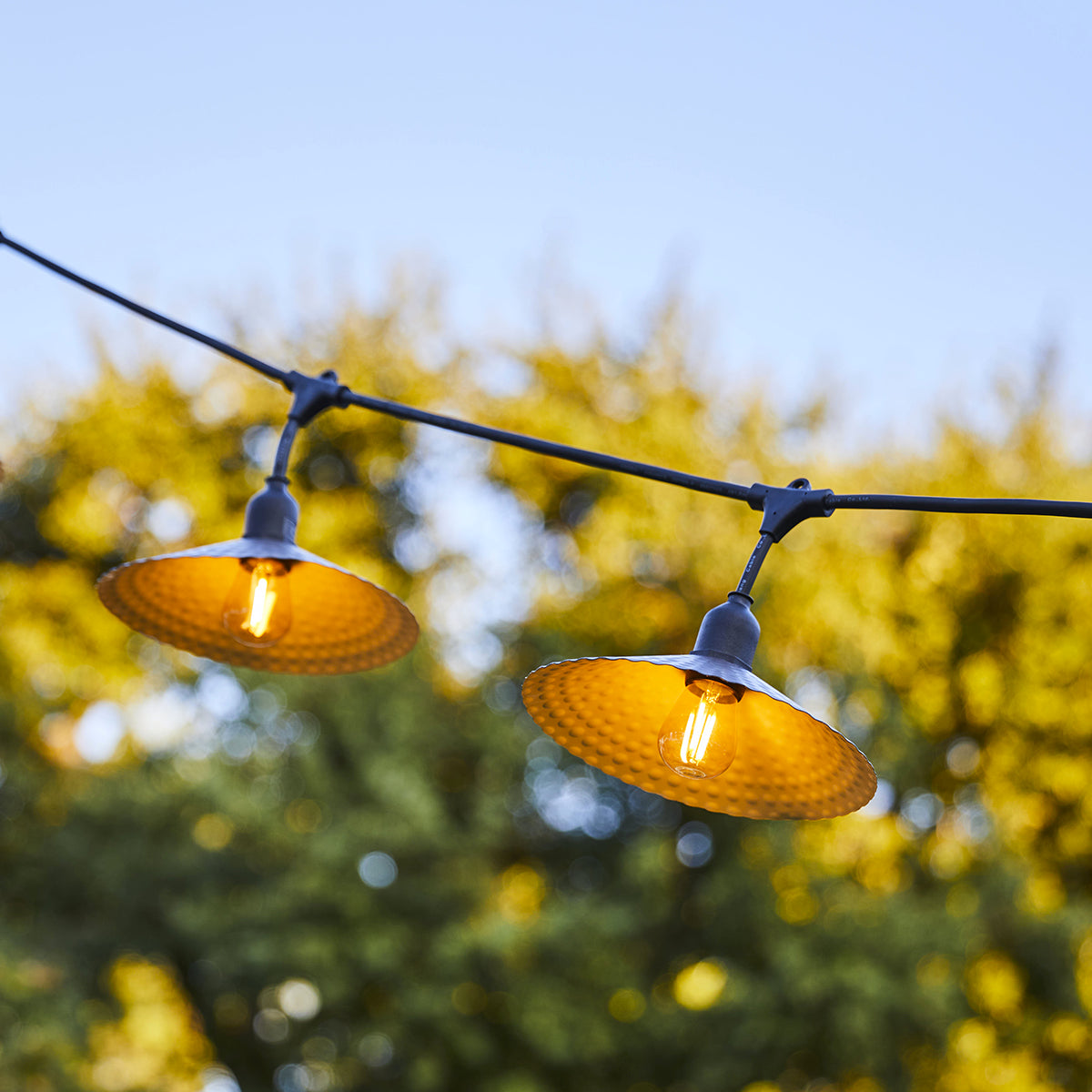Guirlande lumineuse extérieure raccordable 26m avec 60 ampoules LED filament E27 blanc chaud VINTY LIGHT et abat-jour en métal style vintage