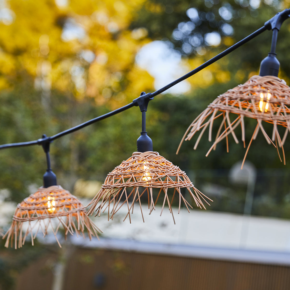 Guirlande lumineuse extérieure raccordable 26m avec 60 ampoules LED filament E27 blanc chaud HAWAII LIGHT Abat-jour polyrotin bohème