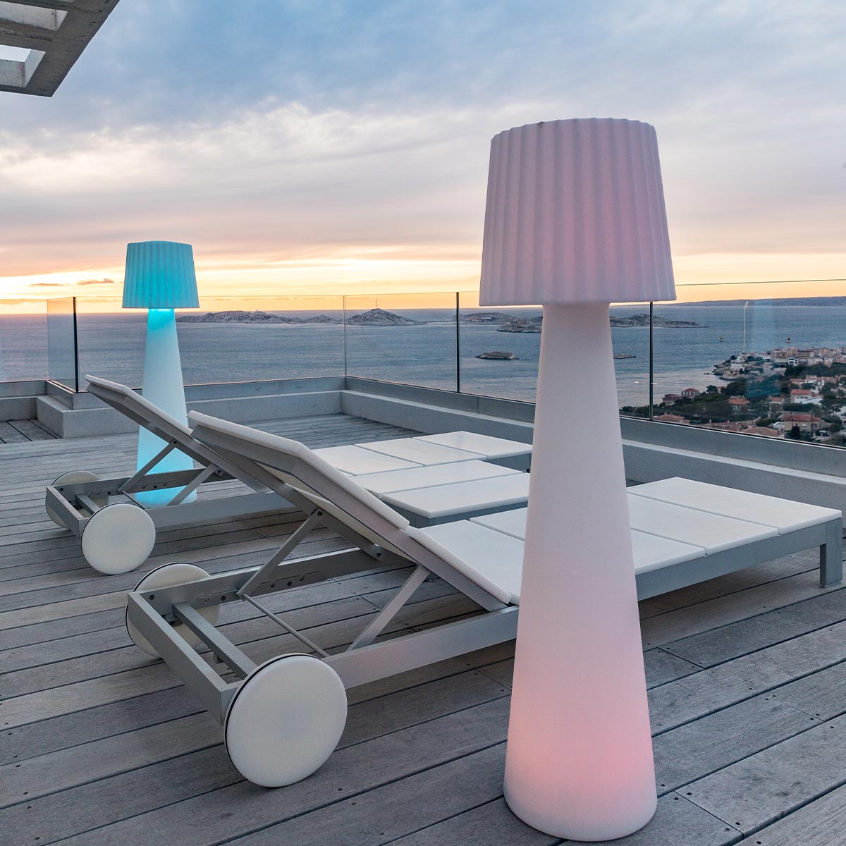 Lampadaire design sans fil LED abat-jour ondulé multicolore dimmable LADY H110cm avec télécommande