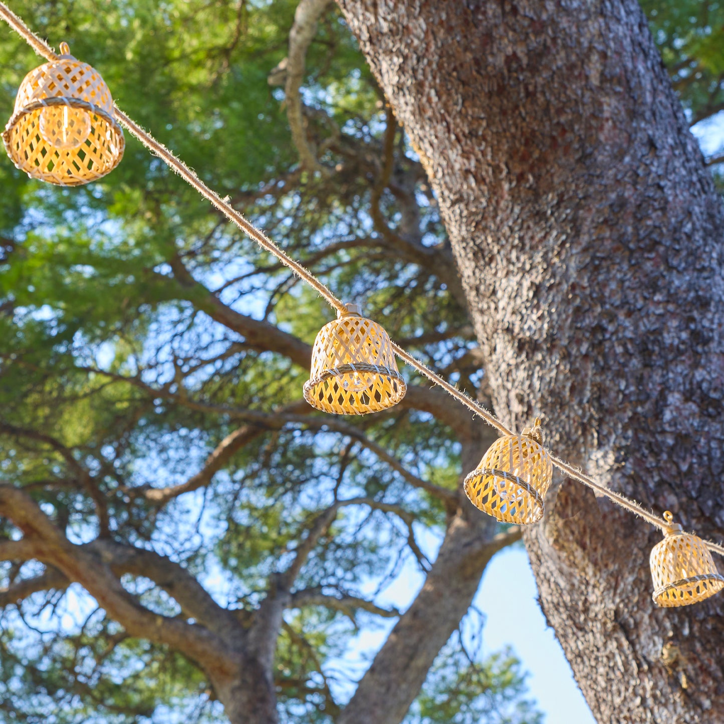 Guirlande lumineuses solaire et sur secteur raccordable en corde 20 ampoules transparentes LED blanc chaud dimmable MALY LIGHT HYBRID 13m