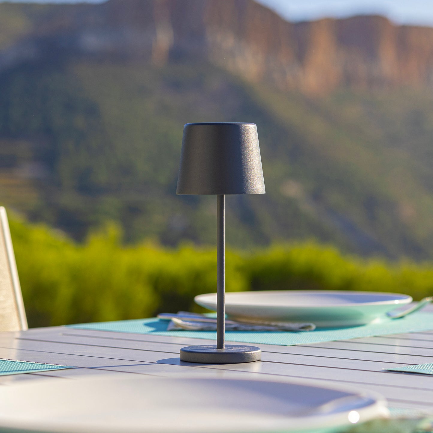 Mini lampe de table touch sans fil en aluminium gris LED KELLY MINI ROCK blanc dimmable H22cm