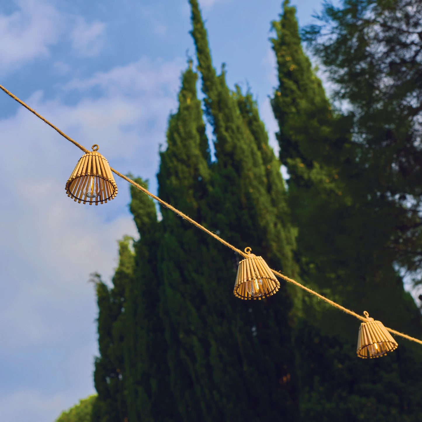 Guirlande lumineuse solaire et sur secteur raccordable en corde 20 ampoules transparentes LED blanc chaud dimmable NATURA LIGHT HYBRID 13m