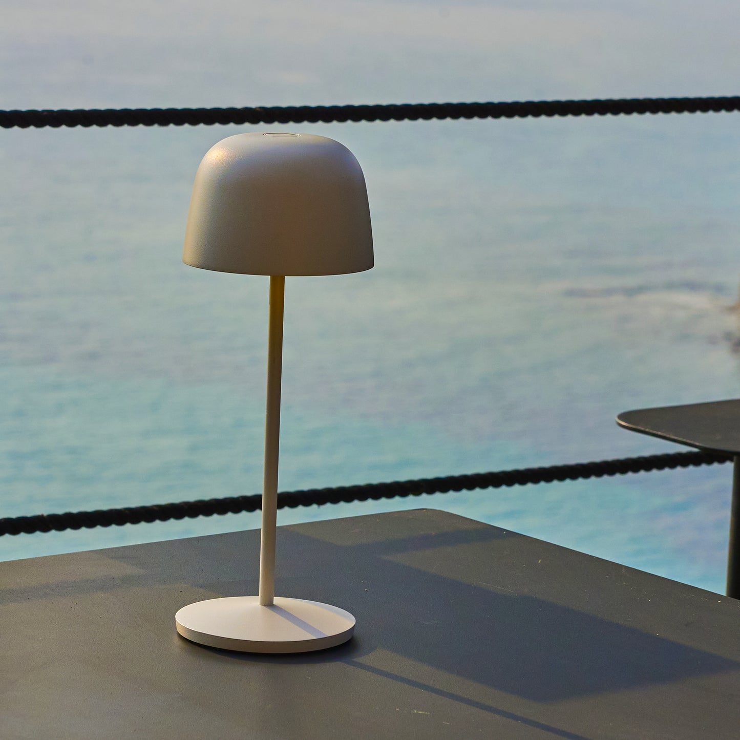 Lampe de table touch sans fil en aluminium blanc LED SOPHIA WHITE blanc dimmable H28cm