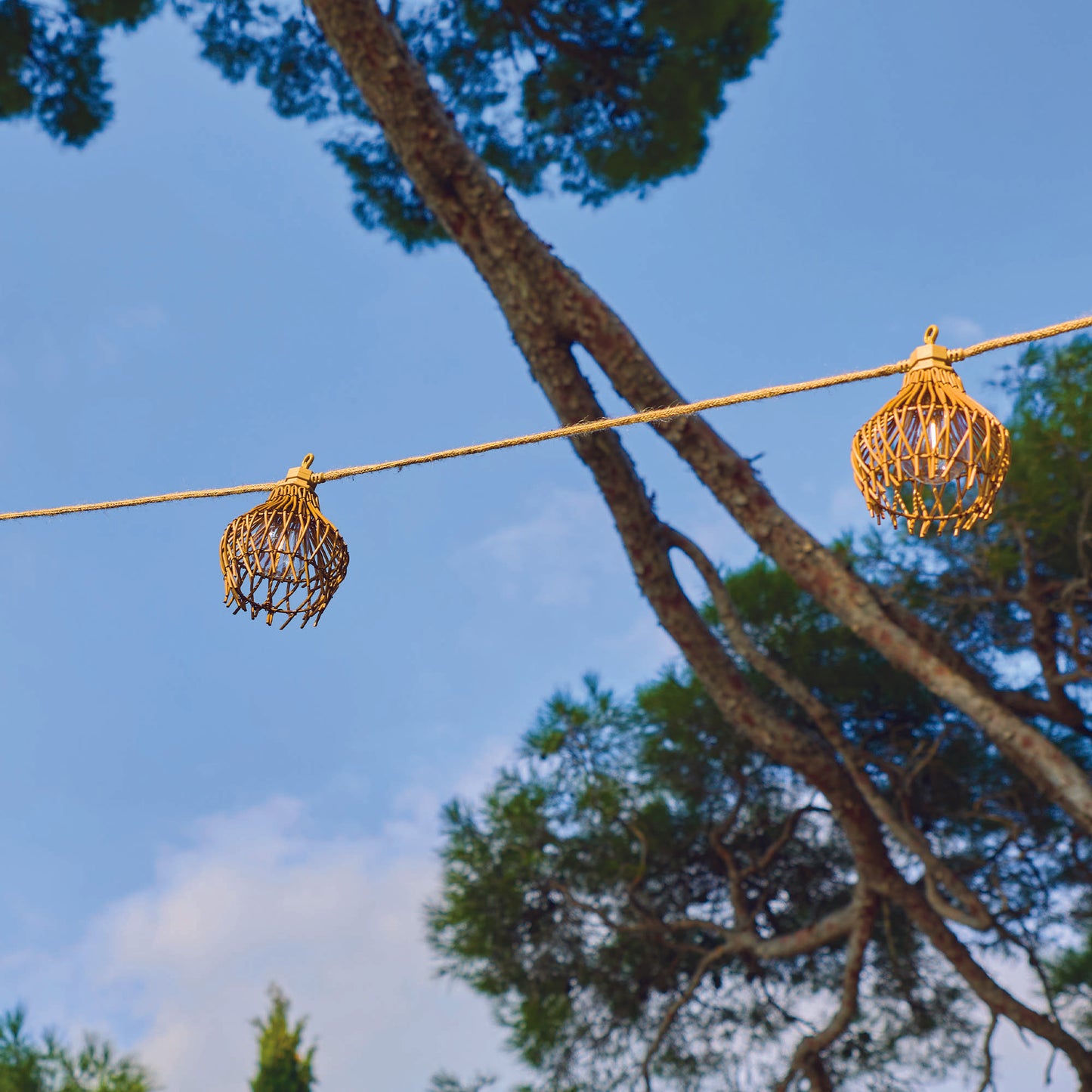 Guirlande lumineuse extérieur raccordable 10 abat-jour en polyrotin ROTILIA LIGHT HYBRID blanc chaud 8m solaire et sur secteur