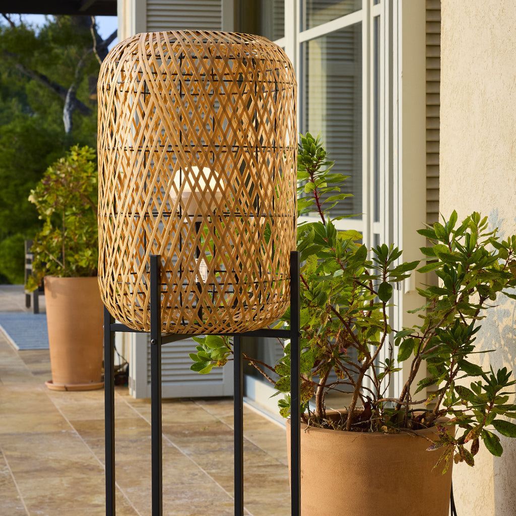 Lampadaire sans fil à 4 pieds metal LED blanc et multicolore dimmable en poly rotin H150cm avec télécommande