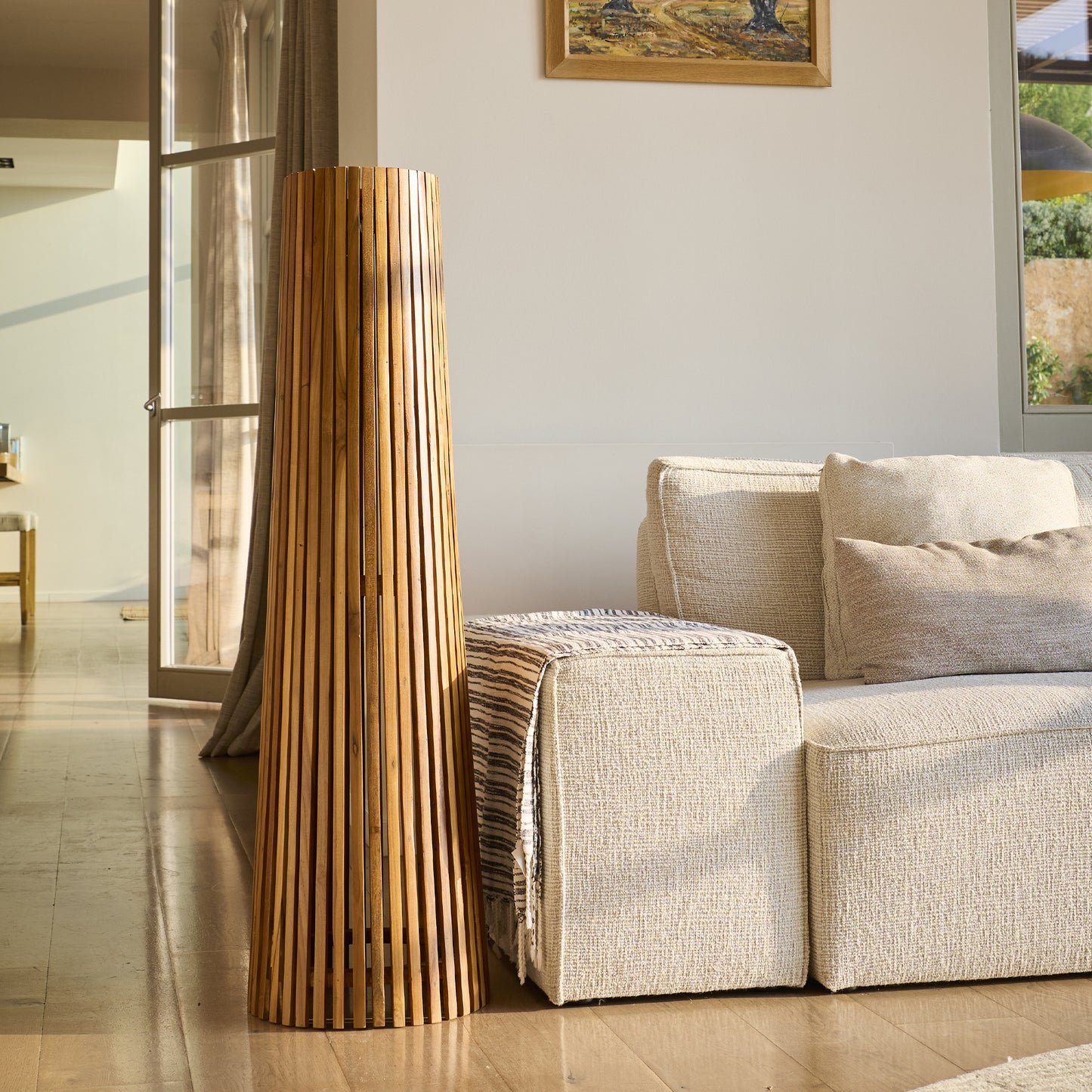 Lampadaire d'extérieur solaire TECKA TALL en bois teck avec module LED blanc chaud et télécommande H120cm