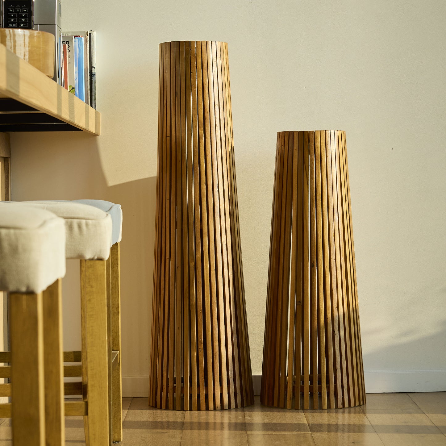 Lampadaire d'extérieur solaire TECKA SMALL en bois teck avec module LED blanc chaud et télécommande H90cm