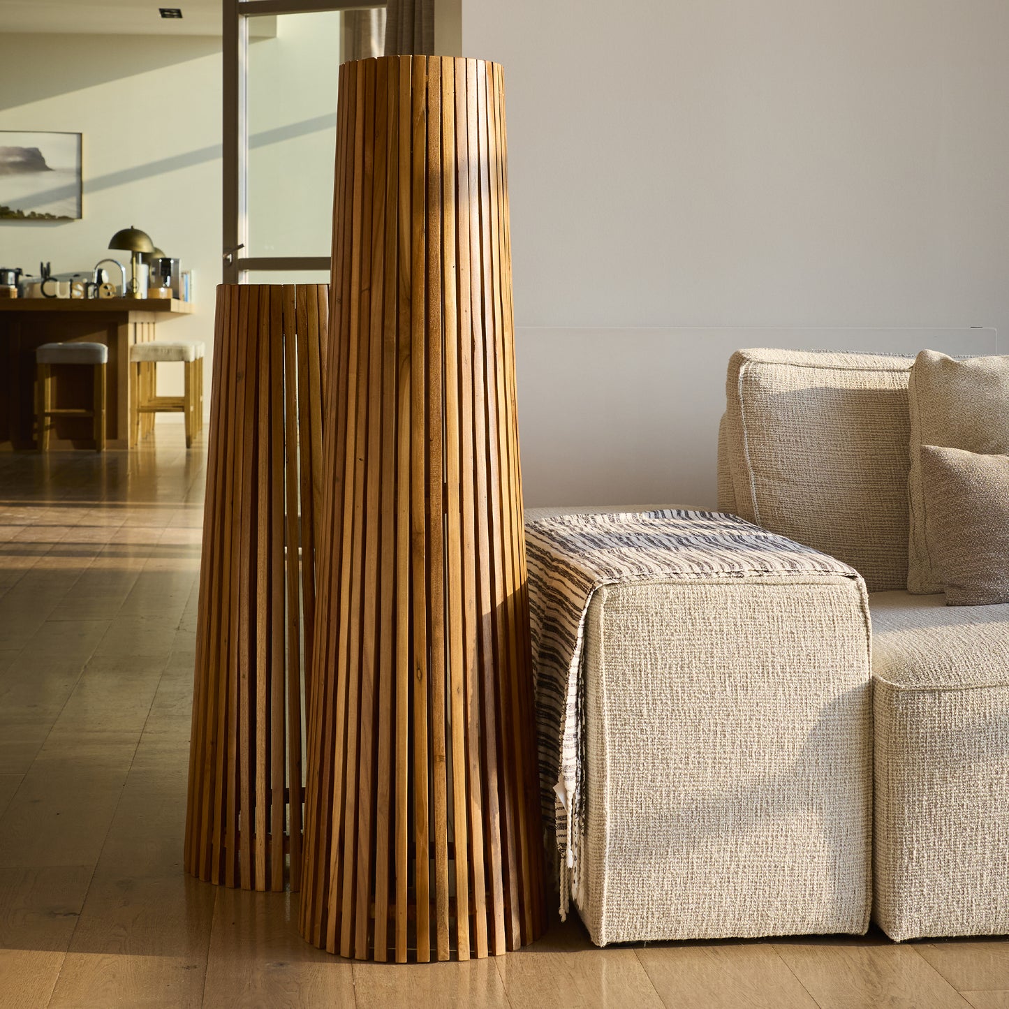 Lampadaire d'extérieur solaire TECKA TALL en bois teck avec module LED blanc chaud et télécommande H120cm