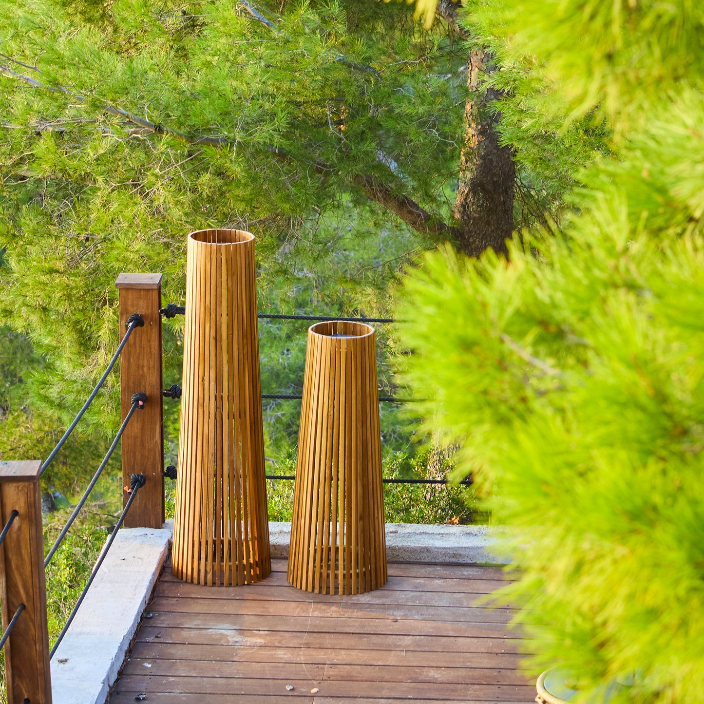 Lampadaire d'extérieur solaire TECKA SMALL en bois teck avec module LED blanc chaud et télécommande H90cm