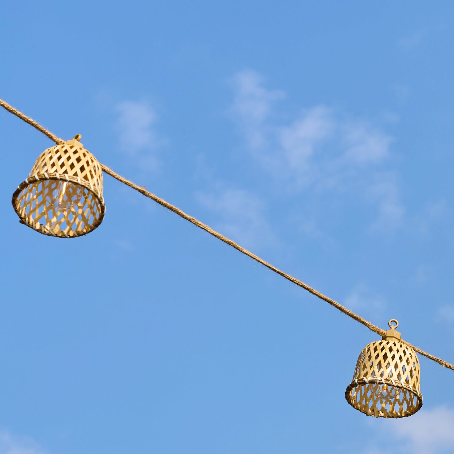 Guirlande lumineuse extérieur raccordable 10 abat-jour naturels en rotin MALY LIGHT HYBRID LED blanc chaud 8m solaire et sur secteur