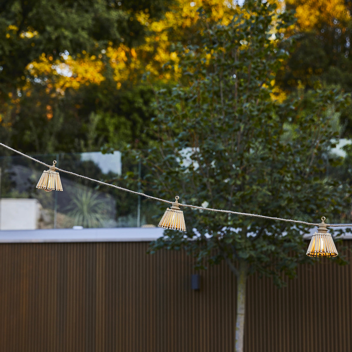 Guirlande lumineuse solaire et sur secteur raccordable en corde 20 ampoules transparentes LED blanc chaud dimmable NATURA LIGHT HYBRID 13m