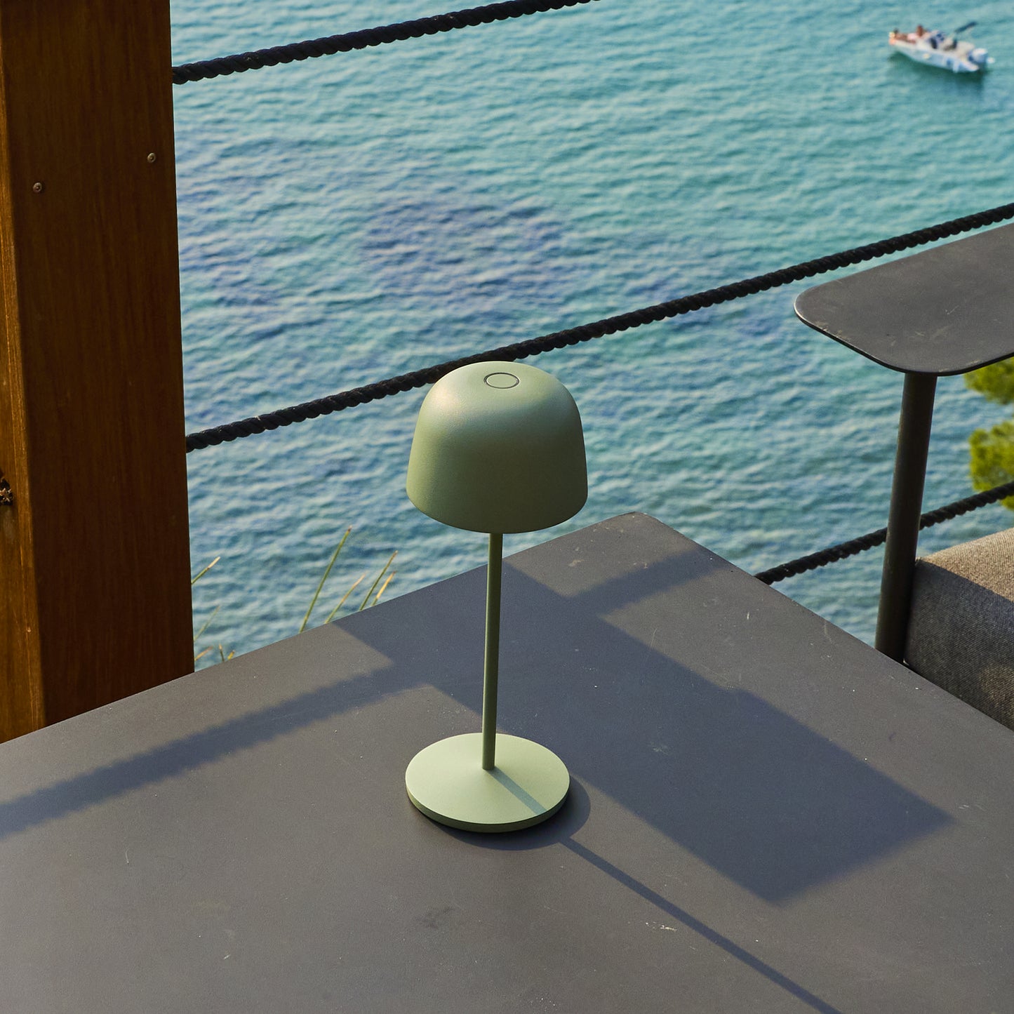 Lampe de table touch sans fil en aluminium vert olive LED SOPHIA OLIVE blanc dimmable H28cm